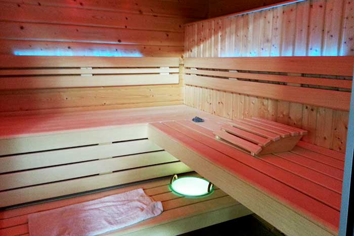 Müther-Sauna mit Beleuchtung