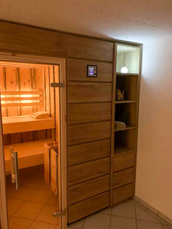 Birkenholz-Sauna-Einbauschraenke