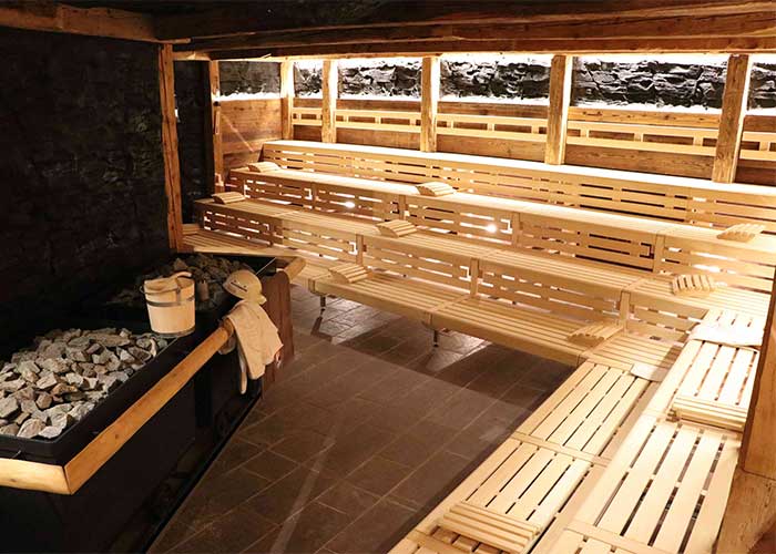 Stollensauna, die mit zwei leistungsstarken Saunaöfen auf 90 °C erhitzt wird