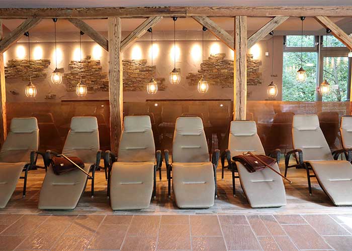 Ruheraum mit Balken, Lampen und Mauerwerk in Bergbau-Optik