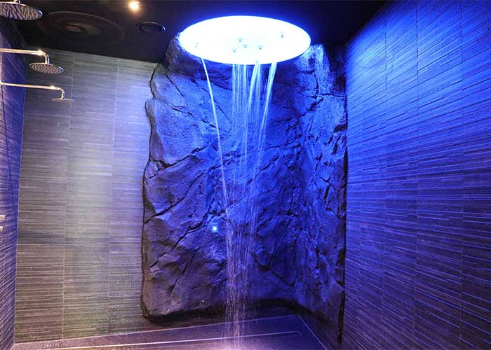 Wasserfalldusche in der Waschkaue