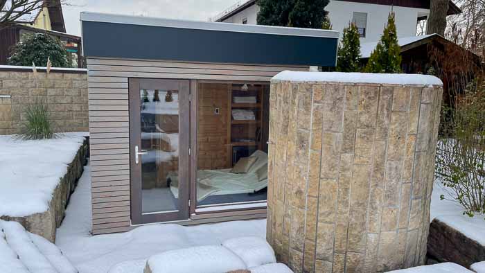 Es fällt viel Licht in den Vorraum des Saunahauses.