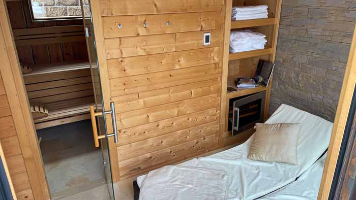 Die Zwischenwand besteht wie die komplette Sauna-Außenwand aus 70 mm Blockbohlen aus nordischer Fichte.