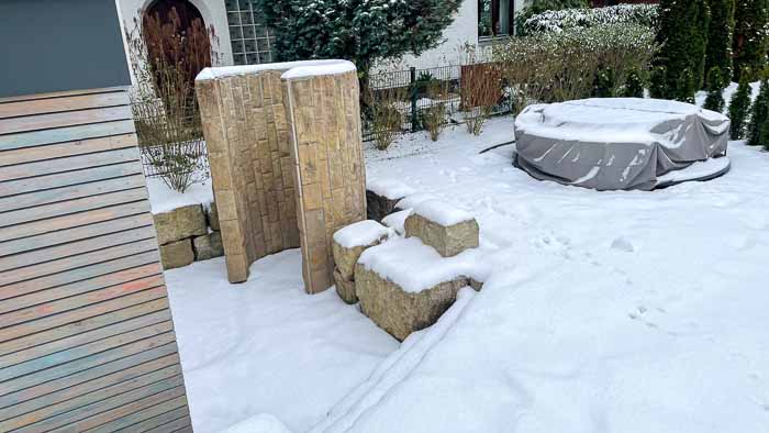 Der Gartenpool, hier abgedeckt