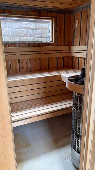 Die Innenwände und die Decke der Saunakabine sind mit Birkenholz aus dem Biosphärenreservat Bliesgau verkleidet.