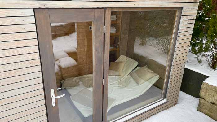 Der Vorraum des Saunahauses bietet Platz für zwei Saunaliegen.