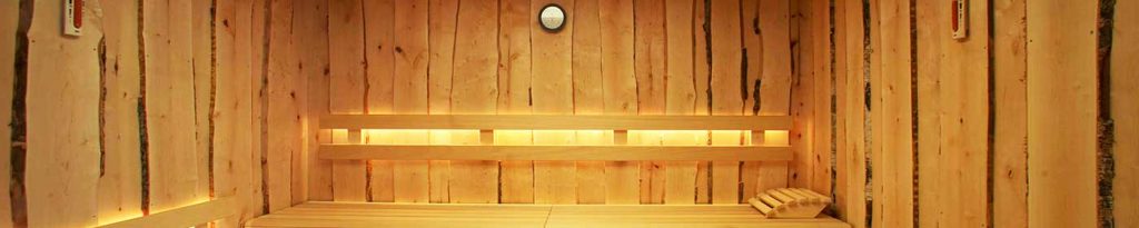 Hell und freundlich: erneuerte Innenverkleidung mit Birkenholz aus dem Biosphären-Reservat in der Waldsauna im „Nautilla“ in Illertissen. Besonderer Effekt: Die Birkenstämme sind mit Rinde geschnitten und eingebaut worden.