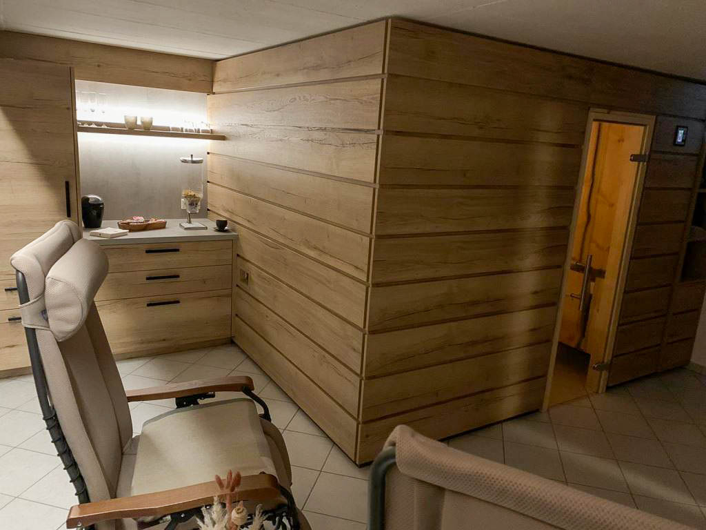 Müther-Innensauna, Außenverkleidung und die Einbauschränke vom Kunden hergestellt