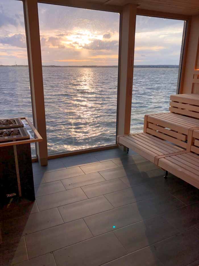 Zwei gekoppelte leistungsstarke EOS-Goliath-Saunaöfen in der Seesauna