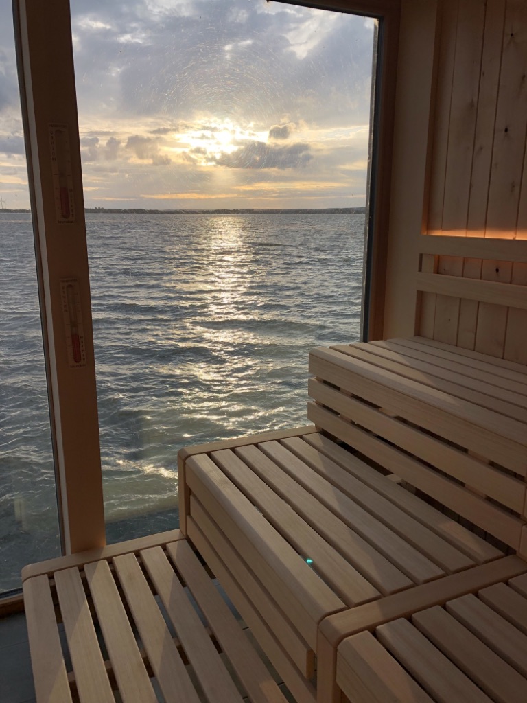 Die Seesauna befindet sich direkt über dem Wasserspiegel.