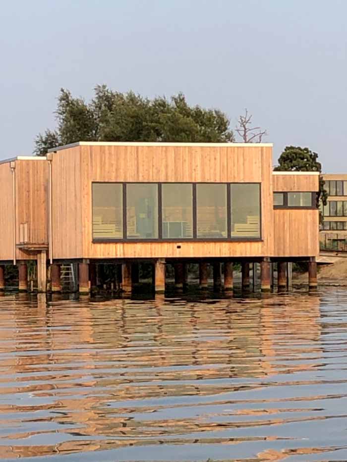 Auf Pfählen errichtet, ragt die Seesauna in den Dümmer See hinein.