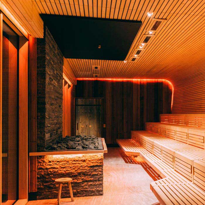 Saunaofen-Bereich der GARTENsauna, optisch als Kamin gestaltet