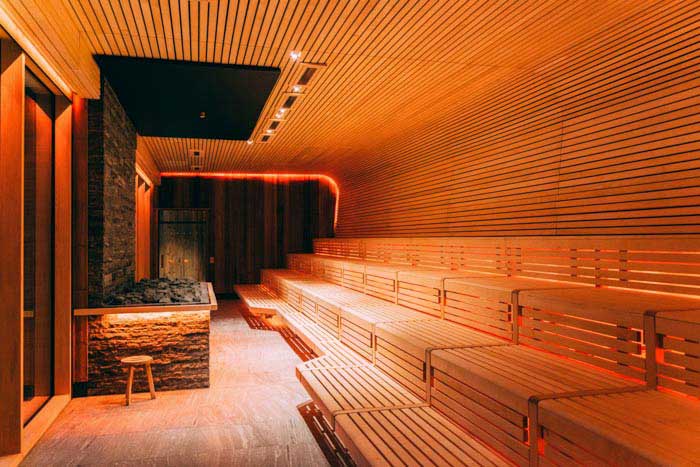 GARTENsauna im WALDgarten in der Westfalen-Therme in Bad Lippspringe, mit warmer Beleuchtung
