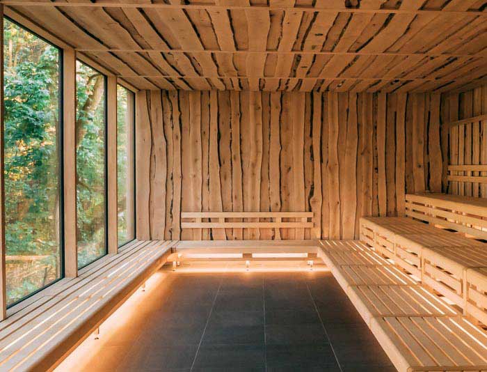 Die Decke und die Wände sind mit Birkenholz aus dem Biosphärenreservat Bliesgau im Saarland verkleidet.