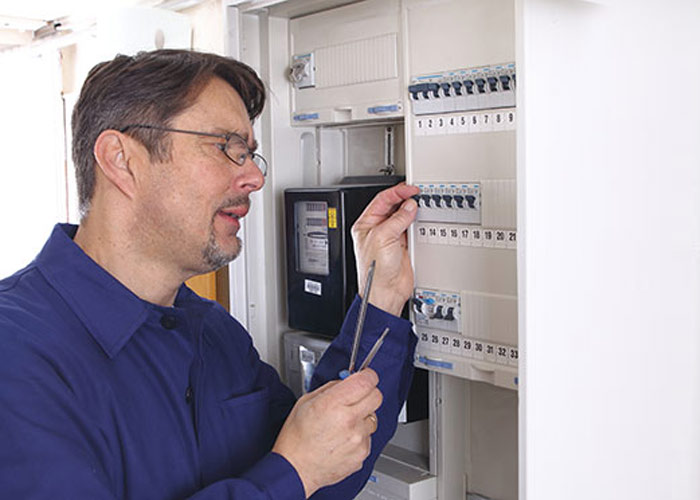 Den elektrischen Anschluss eines Saunaofens, der mit 400-V-Starkstrom betrieben wird, muss ein zertifizierter Elektriker/Elektroniker vornehmen.