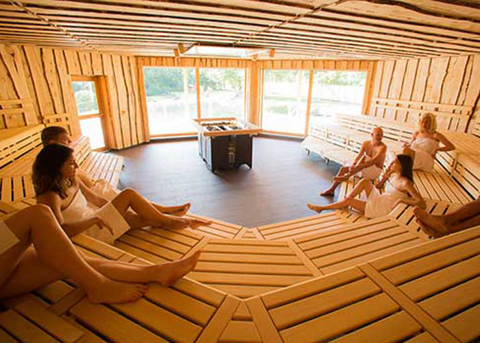 Finnische Sauna im „Haus am See“ für 80 Personen, mit großem Panoramafenster und drei Saunaöfen, verkleidet mit Birkenholz