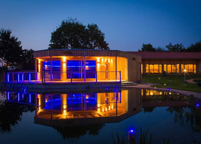 Zur News: Die 'Badebucht' in Wedel eröffnet ihr 'Haus am See' mit einer Großraum-Sauna für 80 Personen