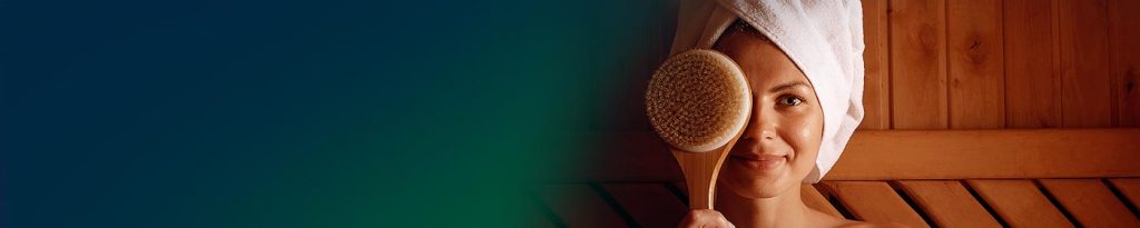 Sauna Frau mit Bürste