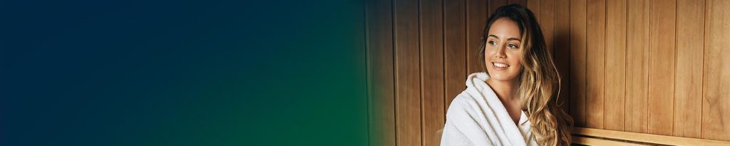 Frau fröhlich in der Sauna