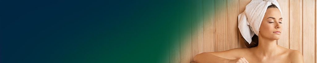 Frau entspannt in der Sauna