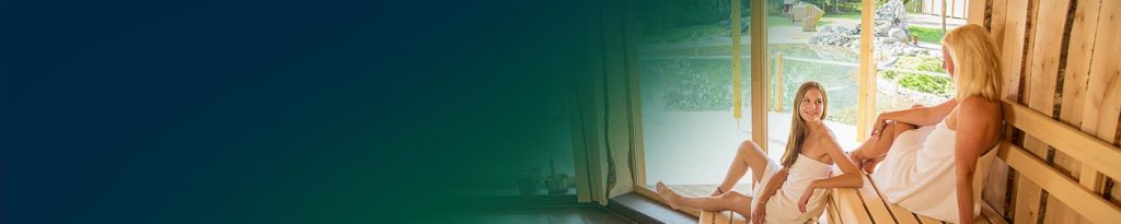 Holz-Sauna von MÜTHER mit zwei Frauen