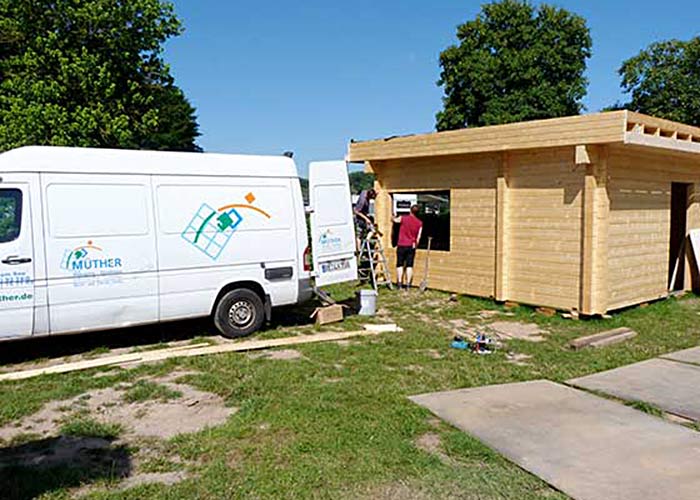 Aufbau einer Blockbohlen-Sauna in einem Freizeitpark