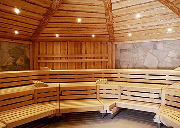 Solide Tischlerarbeit: Sauna mit Wandverkleidung aus Birke und Naturstein