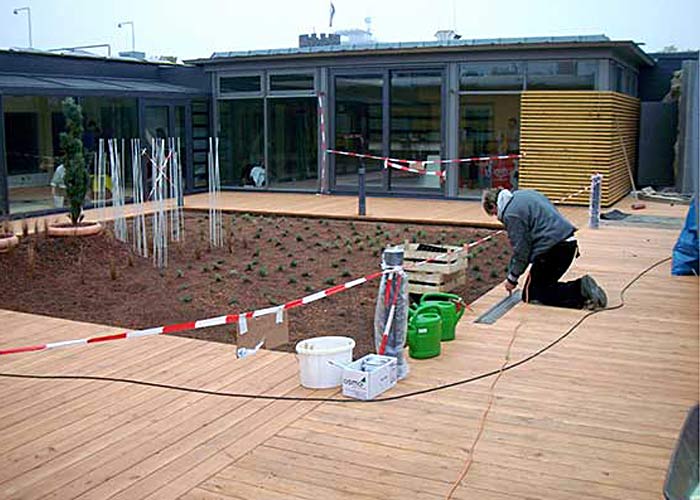 Einer unserer Tischler baut eine Holzterrasse in einer Wellness-Anlage