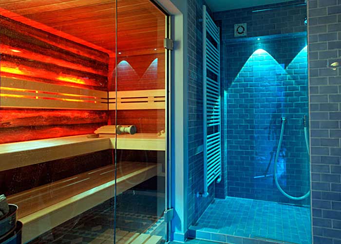 />Elementsauna mit Glasfront, Farblicht, Sauna-Verkleidung mit Kelo-Paneelen“ width=“700″ height=“500″ /><figcaption>Elementsauna mit Glasfront, Farblicht hinter der Rückenlehne, Innenverkleidung mit Kelo-Paneelen</figcaption></figure>
</div>
</div>
</div>
</div>
</div>
<div id=