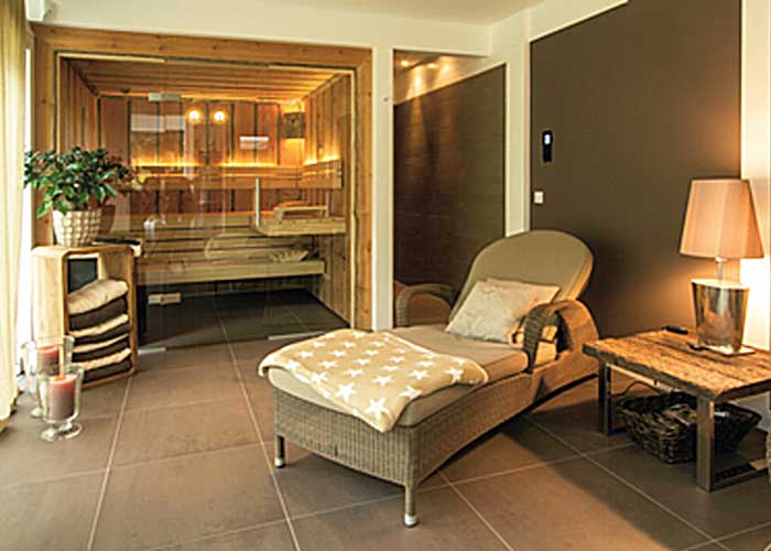 Elementsauna mit Glasfront, innen mit Keloholz verkleidet