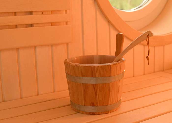 Elementsauna mit Espenholz verkleidet, Saunakübel