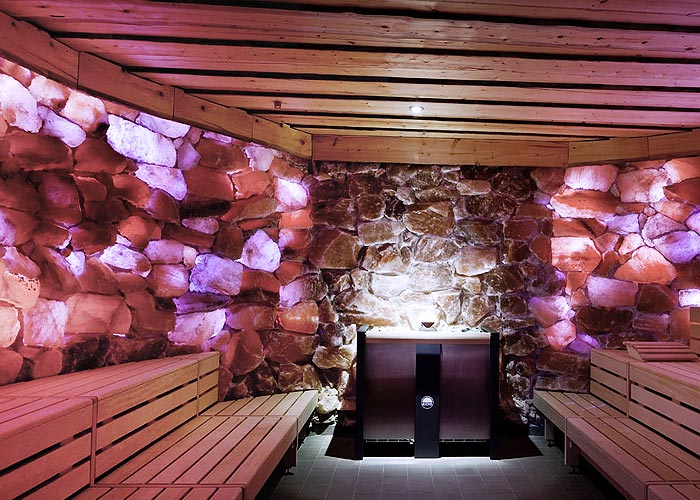 Salzkristall Sauna beleuchtet