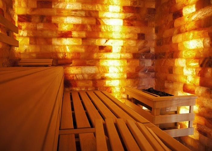 Sauna mit Salzsteinwand