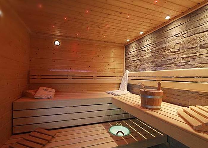 Sauna mit Steinwand