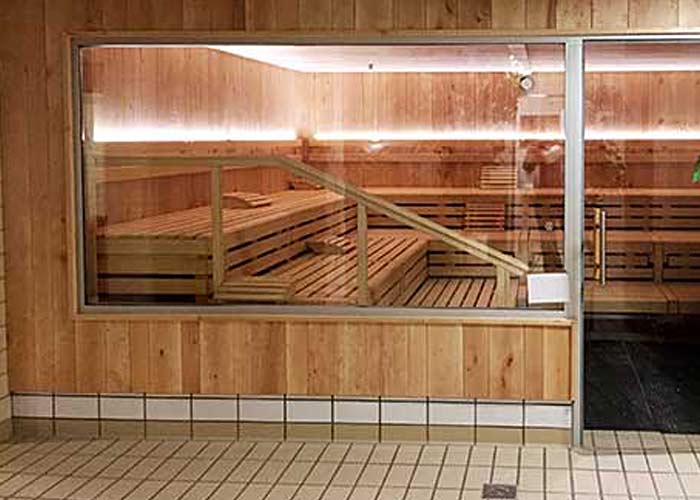 Herrensauna im Gesundheitspark Nienhausen mit Glasfront von außen
