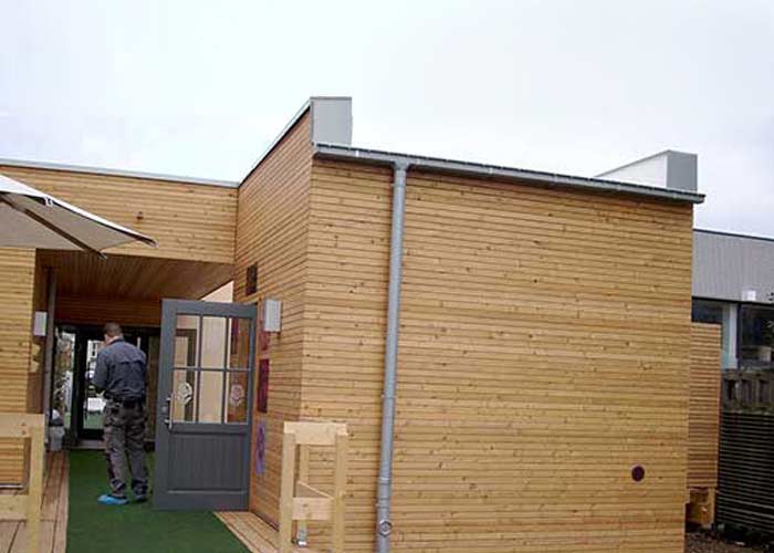 Diese Sauna ist gerade fertig geworden: Unser Mitarbeiter legt letzte Hand an.